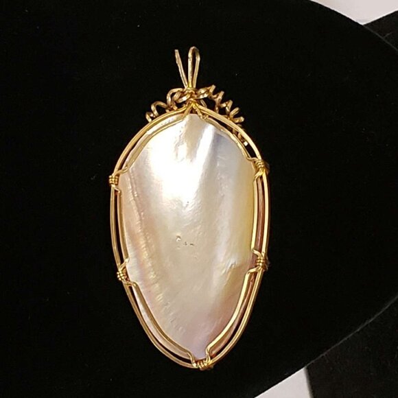 Mother of Pearl MOP Shell Pendant Gold Wire - Picture 2 of 4